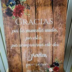 Cartel bienvenida madera y flores granates