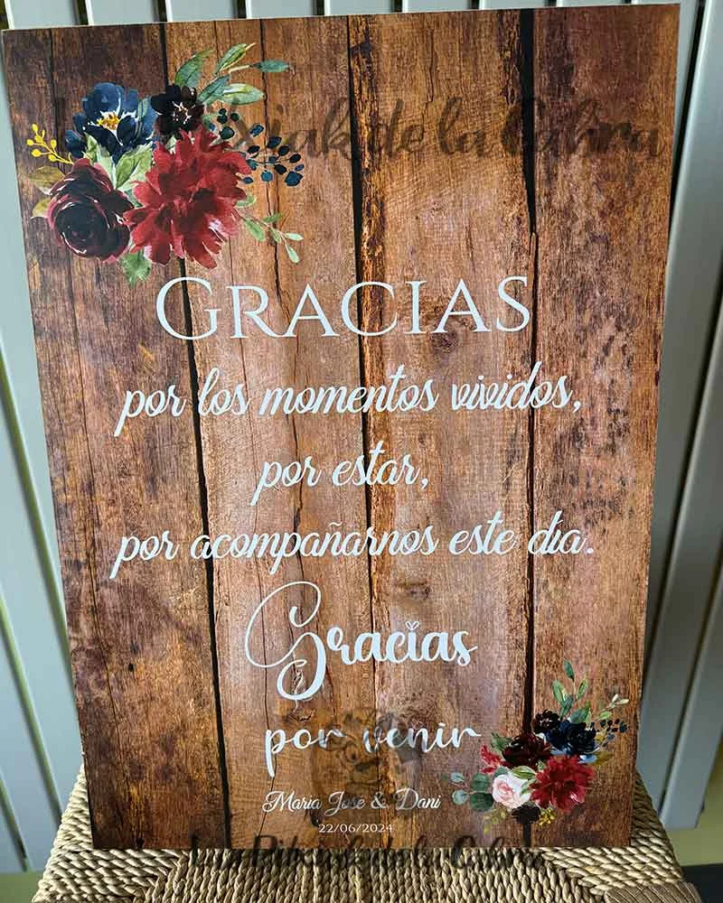 Cartel bienvenida madera y flores granates - Imagen 2