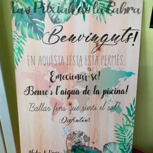 Cartel Bienvenido Boda viajera tropical en catalán