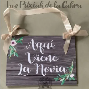 Aquí viene la Novia Gris con flores Blancas