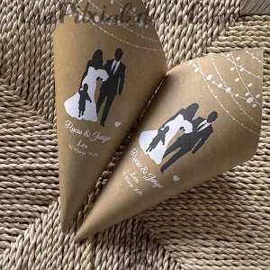 Conos pareja y bebé fondo marrón