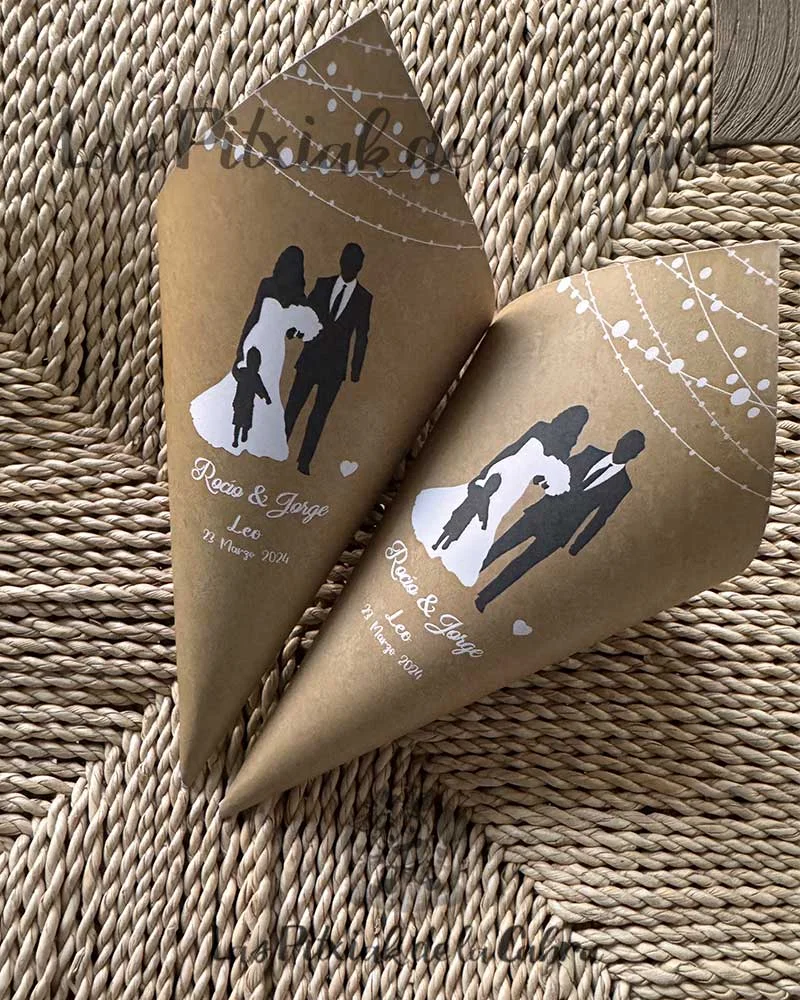 Conos pareja y bebé fondo marrón - Imagen 2