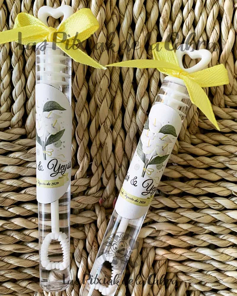 Pompero pequeño con pegatina y lacito