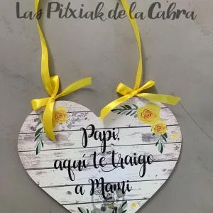 Corazón Aquí viene la novia Novia con flores amarillas