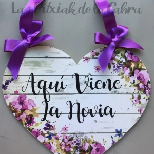 Corazón “Aquí viene el amor la novia morado”