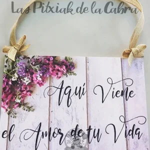 Aquí viene la novia flores frescas púrpura