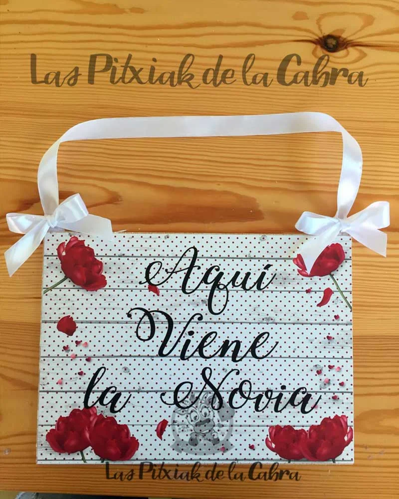 Aquí viene la Novia topitos rojos